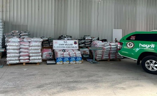 İzmir'de 14 ton sahte kedi-köpek maması ele geçirildi