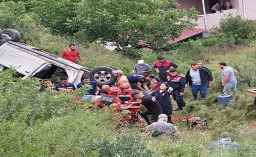 Kamyonet şarampole yuvarlandı: 5 kişi yaralandı!