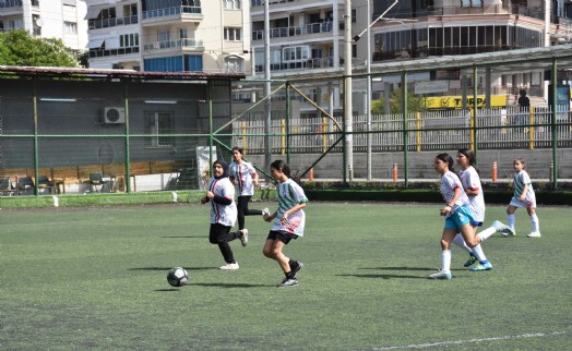 Karşıyaka'da kız öğrencilere futbolu sevdirmek için turnuva