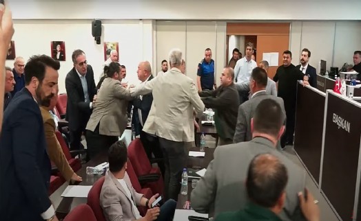 Karşıyaka Meclisinde AK Parti ve CHP arasında arbede yaşandı