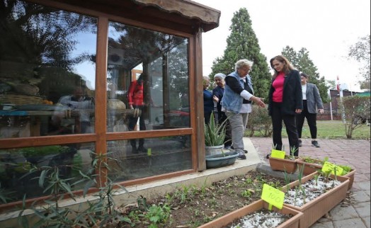 Karşıyaka'da 200 bin paket tohum dağıtıldı