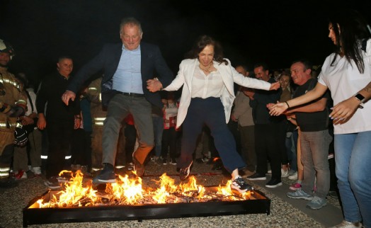Karşıyaka'da Hıdırellez coşkusu: Başkan Ünsal'da ateşten atladı