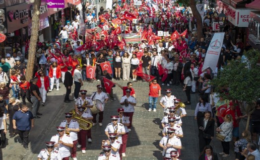 Karşıyaka'da omuz omuza 19 Mayıs yürüyüşü