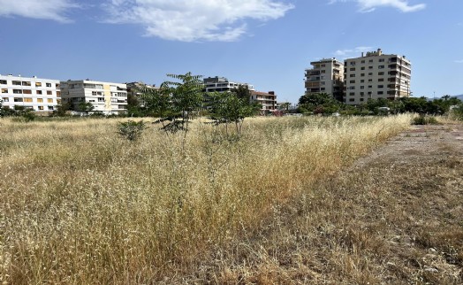 Karşıyaka'da stat arazisi temizleniyor