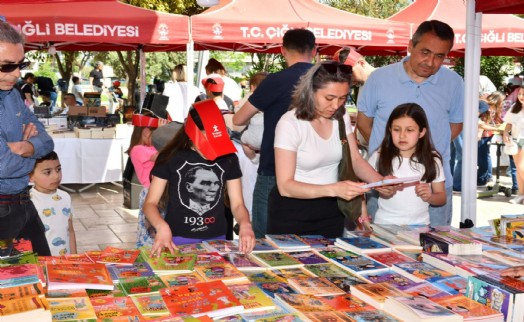 Kitapların büyülü dünyasına yolculuk Çiğli'de sürüyor