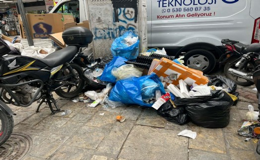 Konak Belediyesi çalışanları greve başladı: İlçede çöp yığınları oluştu