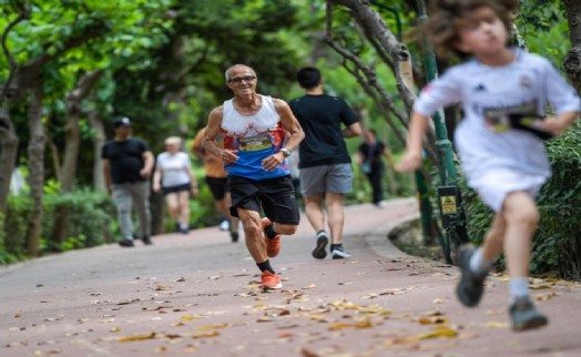 Köy okulları için koştular: Katılımcılar kitapla geldi...