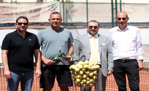 Küçük Kulüp'te teniste Azkara görevde