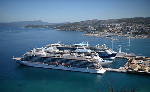 Kuşadası'na 5 gemiyle denizden toplam 4 bin 902 turist geldi