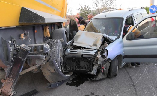 Kütahya'da hafif ticari araç, kamyona çarptı; 5 yaralı