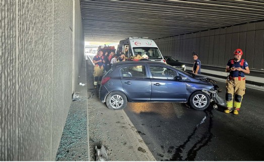Lastiği patlayan otomobil tünel duvarına çarptı; 3'ü çocuk 5 yaralı