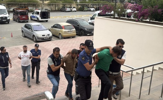 Makas atıp, kendilerini durduran polislere saldıran alkollü sürücü ve 2 arkadaşı serbest