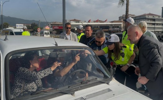 Menemen'de çilek ikramlı trafik denetimi