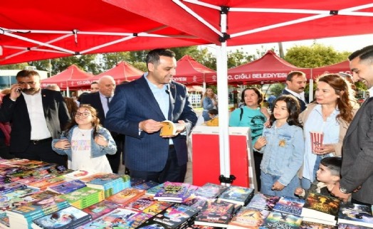 Minikler eğlencenin, edebiyat dünyası ödüllerin tadını çıkardı