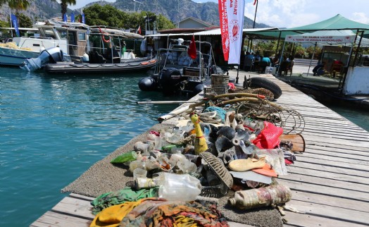 Muğla'da denizden 20 ton atık toplandı, binlerce yavru balık bırakıldı