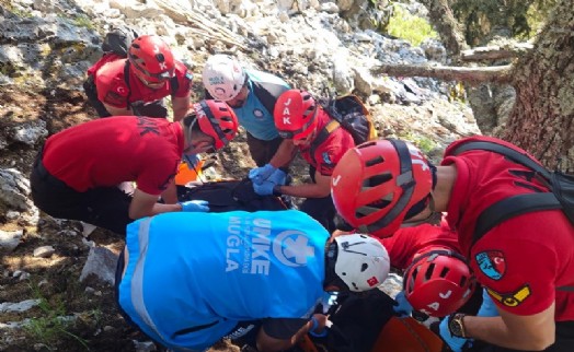 Muğla'da kayalıklara düşen 81 yaşındaki paraşütçü, hayatını kaybetti
