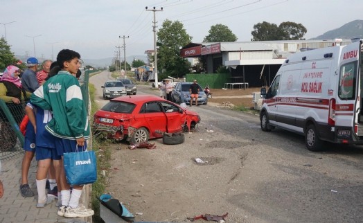 Muğla'da iki otomobilin çarptığı kaza kamerada: 6 yaralı