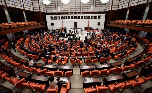 Muhalefetin önergesi kabul edilince iktidar TBMM'yi terk etti! 'Tarihi anlar yaşanıyor'