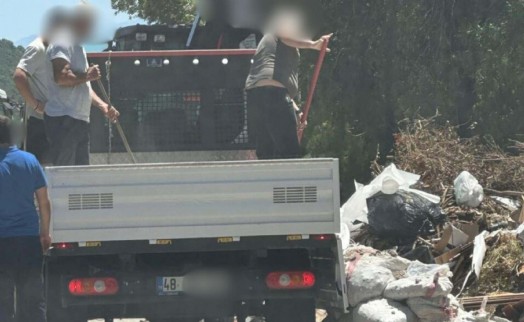 Ormana moloz dökerken yakalandılar!