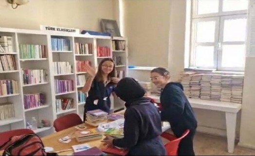 Ortaokul öğrencilerinden depremzede kardeşlerine kitap bağışı
