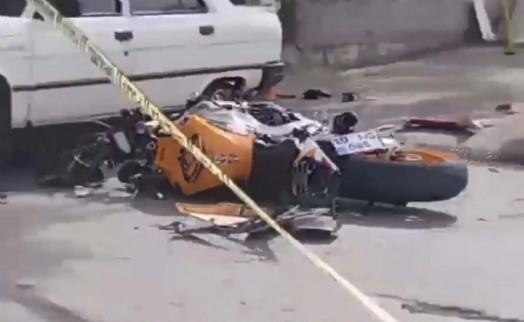 Otomobile çarpan motosikletin sürücüsü öldü; kaza kamerada