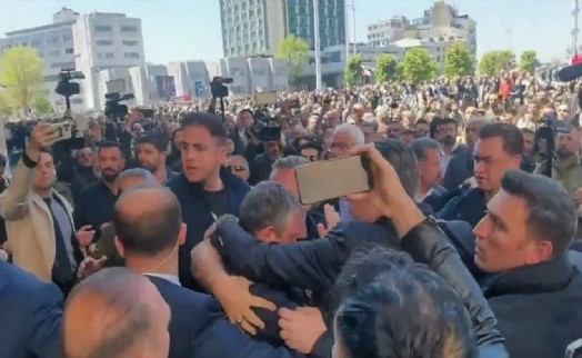 Özel'e Sırrı Süreyya Önder anmasının yapıldığı AKM çıkışında saldırı; siyasi isimlerden peş peşe açıklamalar!