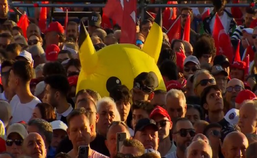 Pikachu bu kez İzmir'de görüldü!