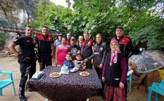 Polis ekibinden Eymen'e doğum günü sürprizi