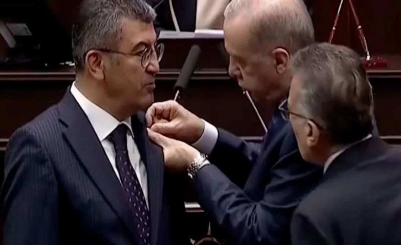 Rozet takma törenine dikkat çeken diyalog: Özlem Zengin mikrofonu kapattı