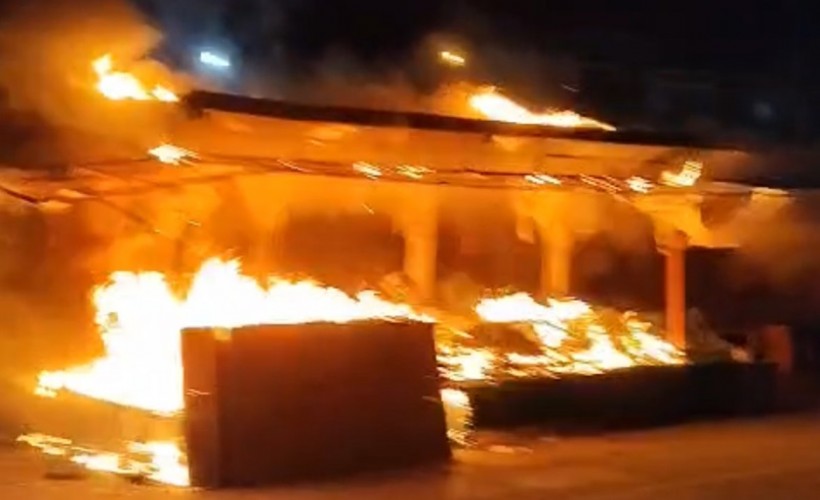 Sebze- meyve tezgahının alev alev yanması kamerada