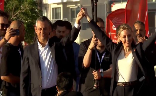 Tarihi İzmir mitinginde ‘Ösen' sürprizi: Rozetini Özel taktı: 'CHP, Cumhuriyet'in bağımsız kalan son kurumudur'