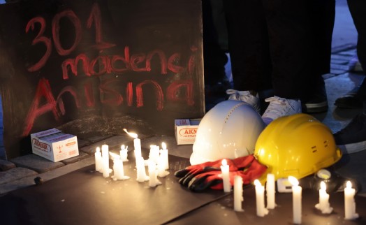 Soma'da hayatını kaybeden 301 madenci Konak'ta anıldı