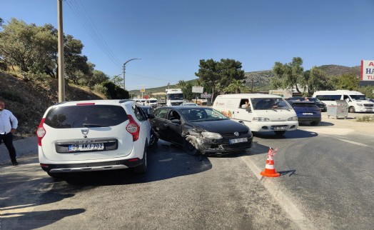 Sürücü direksiyon başında rahatsızlandı, otomobil 3 araca çarparak durabildi: 1 yaralı