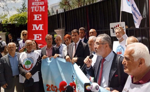 TÜİK önünde emeklilerden protesto