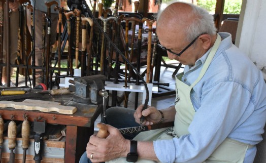 Tayini çıktığı Devrek'te öğrendiği baston yapımını 37 yıldır sürdürüyor