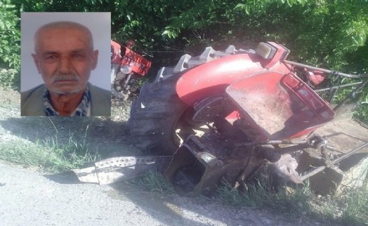 Traktör ile minibüs kafa kafaya çarpıştı: 1 ölü