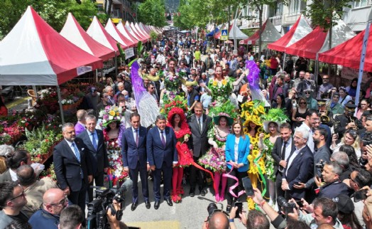 Uluslararası Bayındır Çiçek Festivali coşkuyla başladı Tugay: Bu başarı hepimizin gururu