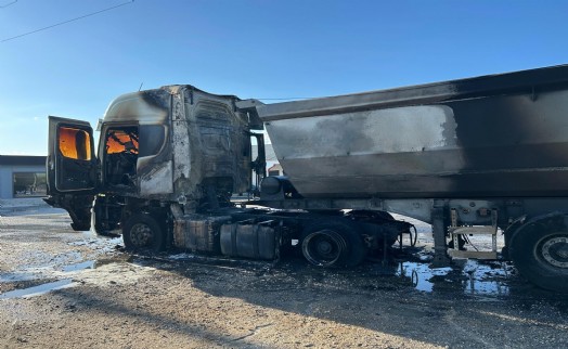 Uşak'ta park halindeki TIR'da yangın