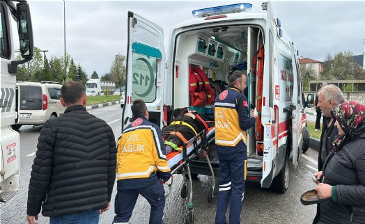 Üstgeçit yerine çevreyolunu kullandı, otomobilin çarpmasıyla yaralandı