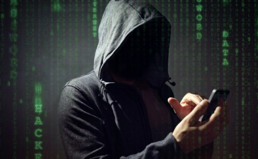 Yaşlı adamı telefon dolandırıcılığından polis kurtardı