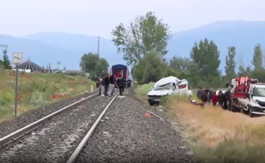 Tren minibüse çarptı: 1 yaralı