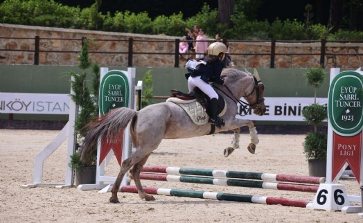 8 yaşındaki Nur Pera, atı 'Vefa' ile ikinci kez Türkiye şampiyonu oldu