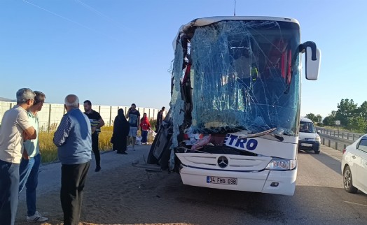 Afyon'da korkunç kaza! Yolcu otobüsü TIR'a çarptı: 26 yaralı