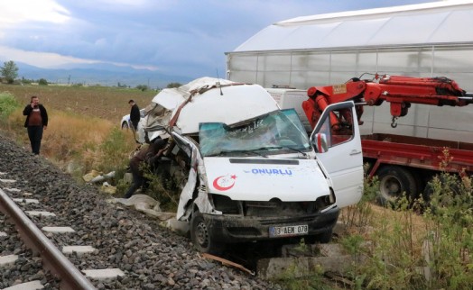 Afyon'da tren minibüse çarptı: 1 yaralı