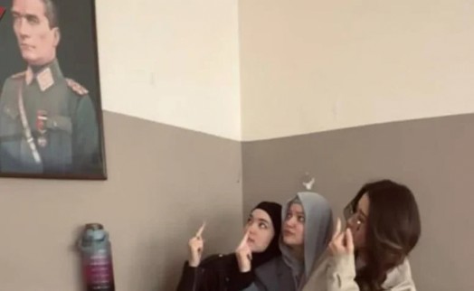 Atatürk portresi önünde skandal poz