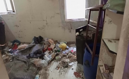 Aydın'da kötü koku yayılan evden 6 kamyon çöp çıktı