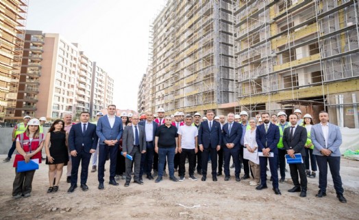 Başkan Tugay Örnekköy'deki kentsel dönüşüm projesi için sahada