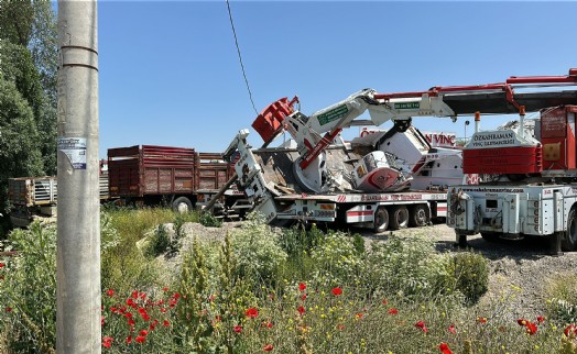 Bayrak asmak için çıktıkları vinç devrildi; 2 işçi yaralı