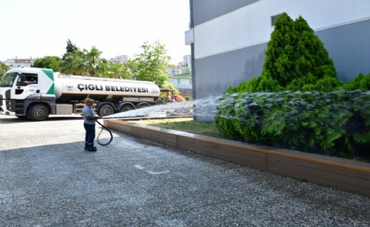 Ekipler bayram tatili dinlemedi: Çiğli'de temizlik nöbeti