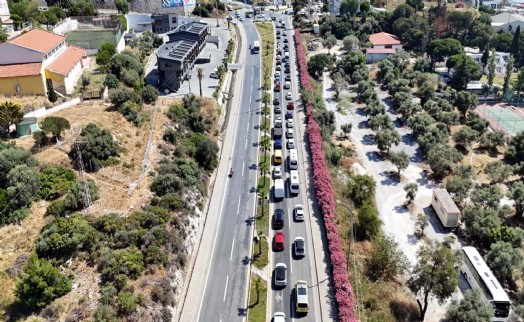 Bayramda Kuşadası'na tatilci akını; araç kuyrukları dronla görüntülendi